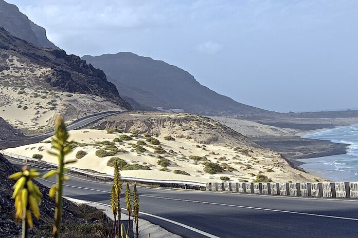 Estr._Baía_das_Gatas_-_Calhau,_Cape_Verde_-_panoramio_(1)