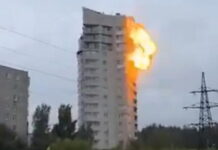 Снимен моментот кога украински дрон удри во станбена зграда во Русија/ВИДЕО