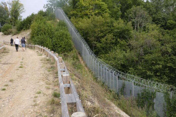 Latvian President Rinkevics visits Latvian-Belarussian border