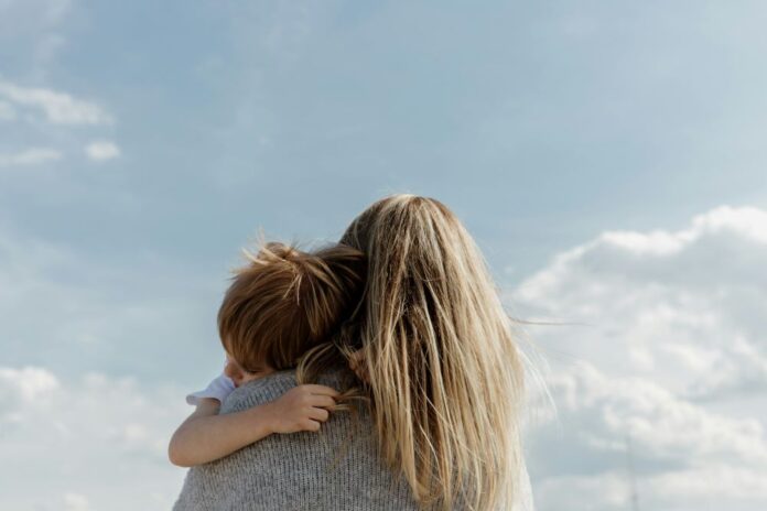 majka i dete bethany-beck-82NHIKIvKNc-unsplash