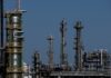 Благ пад на цената на суровата нафта на околу 95 долари за барел