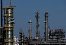 Благ пад на цената на суровата нафта на околу 95 долари за барел