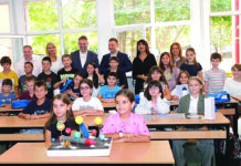 Учениците од 4а одделение со дипломи за успешно завршениот проект „Нашето патување до Јупитер“