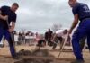 И годинава се одржа натпревар во копање гробови во Унгарија – парична награда за најбрзите/видео