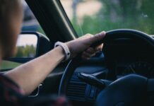 Премиерот на Латвија сопрен од полиција: Возел „мртов пијан“, разрешен е од функцијата