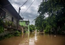 Поплави ја парализираа Шпанија: Барселона и Валенсија најпогодени, маж загина откако водата го однесе неговиот автомобил