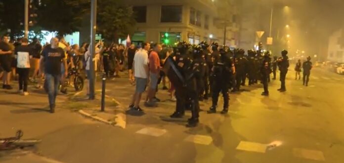 protest srbija video screen