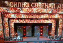 Музичко-сценскиот спектакл „Силно светнал ден“ вечерва на плоштадот во Скопје