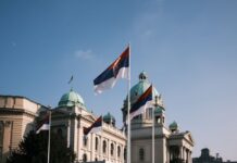 На сметките на милиони граѓани во Србија од денеска „легнуваат“ по 6.000 динари