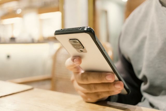 telefon pexels-indraprojectsofficial-27550988