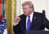 Трамп најави ново бомбардирање и им се потсмеваше со слика