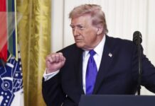 Трамп најави ново бомбардирање и им се потсмеваше со слика
