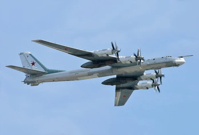 Tupolev_Tu-95_over_Moscow_Kustov_(cropped).jpg