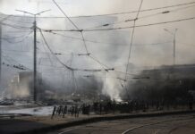 Русите тврдат дека го стегаат обрачот во Харковската област