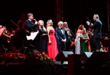 Под отворено небо, во срцето на Скопје, вечерва одекнуваа само гласовите на уметноста, и светска и наша, безвремена: Музичка симбиоза на македонските ѕвезди со оперскиот тенор Карерас на Плоштад „Македонија“ /ФОТОГАЛЕРИЈА