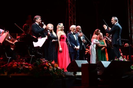 Под отворено небо, во срцето на Скопје, вечерва одекнуваа само гласовите на уметноста, и светска и наша, безвремена: Музичка симбиоза на македонските музички ѕвезди со оперскиот тенор Карерас на Плоштад „Македонија“ /ФОТОГАЛЕРИЈА
