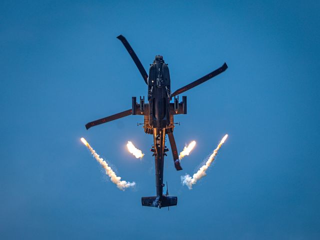 voen helikopter signalni raketi pexels-eterna-38163607