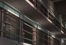 Филмско бегство на опасен затвореник во Грција: Соучесници маскирани како полицајци ги разоружале чуварите