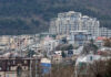 Се нижат згради, становите зјаат празни – кој трие раце?
