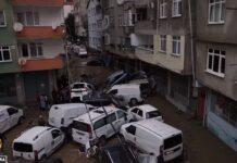 Обилни врнежи во Истанбул: Патиштата станаа езера, автомобили „пловат“ по нив
