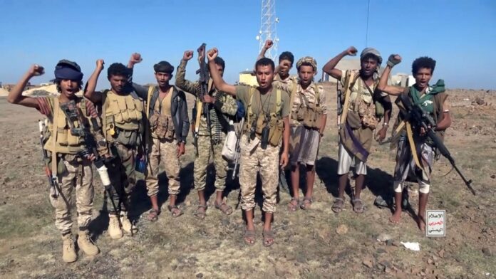 Houthi fighters in offensive against Saudi-backed Yemeni forces
