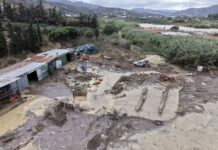 Крит на удар на силни невремиња: Oсуммина заглавени во клисура, водата носи сѐ пред себе/ВИДЕО