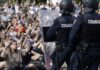 Шпанијa на нозе поради кризата со домувањето: 70.000 луѓе на улица во Мадрид, судири во Валенсија