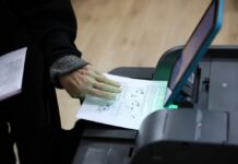 Седум илјади кандидати и 75 партии: Општи избори во БиХ, граѓаните избираат нова власт