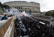 Масовните протести во Италија ескалираа во насилство: Запалени контејнери и барикади кај Колосеумот/ВИДЕО