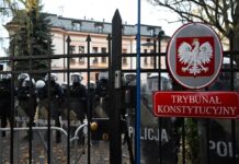 Детали за државниот пуч во Полска: Премиерот ѝ нареди на интервентната полиција да упадне во зградата на Уставниот суд/ВИДЕО