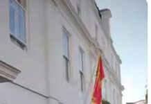 Жителка на Лондон тужи дека црногорската амбасада во соседството ѝ го нарушува менталното здравје, други ги иритира црвената боја на знамето!