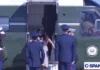Втората дама на САД за малку ќе паднеше со тримесечното бебе: Се сопна при излегувањето од хеликоптер/ВИДЕО
