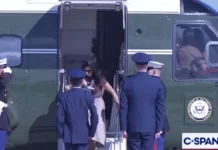 Втората дама на САД за малку ќе паднеше со тримесечното бебе: Се сопна при излегувањето од хеликоптер/ВИДЕО