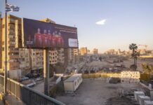 Хакиран билборд над автопат во Каиро: Наместо реклами, се емитувала содржина за возрасни – возачите ги запирале автомобилите