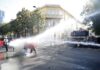 Осми ден на протести, хаосот во Албанија не стивнува: Полицијата нападната со камења, возврати со солзавец и водени топови