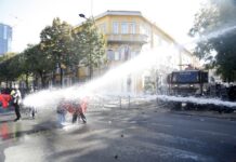 Осми ден на протести, хаосот во Албанија не стивнува: Полицијата нападната со камења, возврати со солзавец и водени топови
