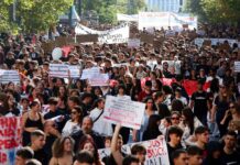 Масовен хаос во Грција: Центарот на Атина е блокиран, море од луѓе се упатува кон Парламентот/ФОТО