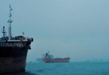 Брод погоден од дронови крај бугарскиот брег