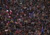 Протестот во Прага ескалираше: Демонстрант фрлаше парчиња плочки кон парламентот и беше уапсен
