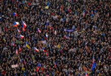 Протестот во Прага ескалираше: Демонстрант фрлаше парчиња плочки кон парламентот и беше уапсен