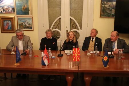 Тркалезна маса во Загреб: Македонија не смее да биде заложник на билатералните спорови