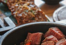 Ручек на ловечки начин: Сочни коцки месо во богат доматен сос, со печурки, сланина и златна кора од сирење