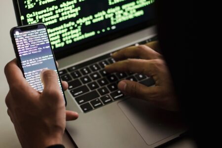 Украдени лозинки, туѓи профили и алатки за измами се продавале на OLVX, 20-годишник од Тетовско под истрага на МВР и на ФБИ