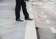 Слепилото не треба да значи изолација, а патувањето да претставува патека со пречки