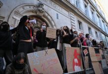 Франција врие: Горат училишта, наставник полиен со бензин, уапсени 5.000 луѓе/ВИДЕО