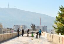Темелно се чистат Камениот мост и плоштадот ,,Македонија”