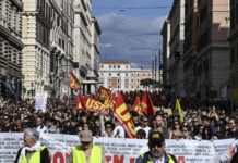 Масовни протести во Италија: Десетици илјади луѓе излегоа на улиците против Мелони и вртоглавиот пораст на трошоците за живот/видео