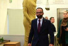 МИНИСТЕРОТ ЗА ПРАВДА ПРЕДЛОЖИ РЕШЕНИЕ ЗА ПОЛАГАЊЕ НА ПРАВОСУДЕН ИСПИТ: Студентите Албанци не прифаќаат да полагаат 12 предмети на албански, а само два на македонски јазик