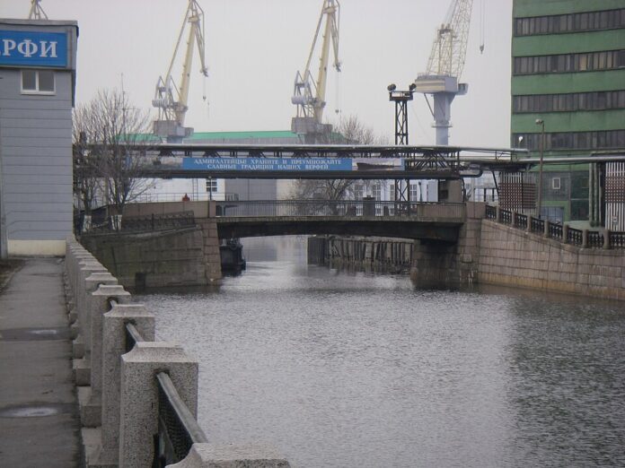 Korabelny_bridge_in_Saint_Petersburg