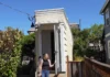 Одмаздата се сервира „тесна“: Бившиот ѝ оставил само лента земја, таа направила куќа широка еден метар – продадена е за 745.000 долари/ВИДЕО